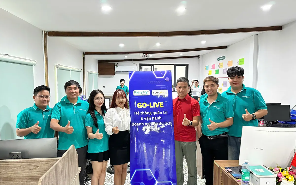 Đội ngũ Rooty Trip trong ngày go-live TourWell