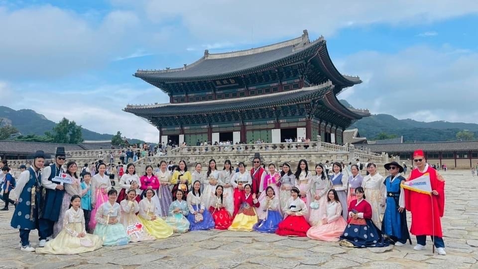 Đoàn khách Hanotours mặc hanbok trước cung Gyeongbok, Seoul