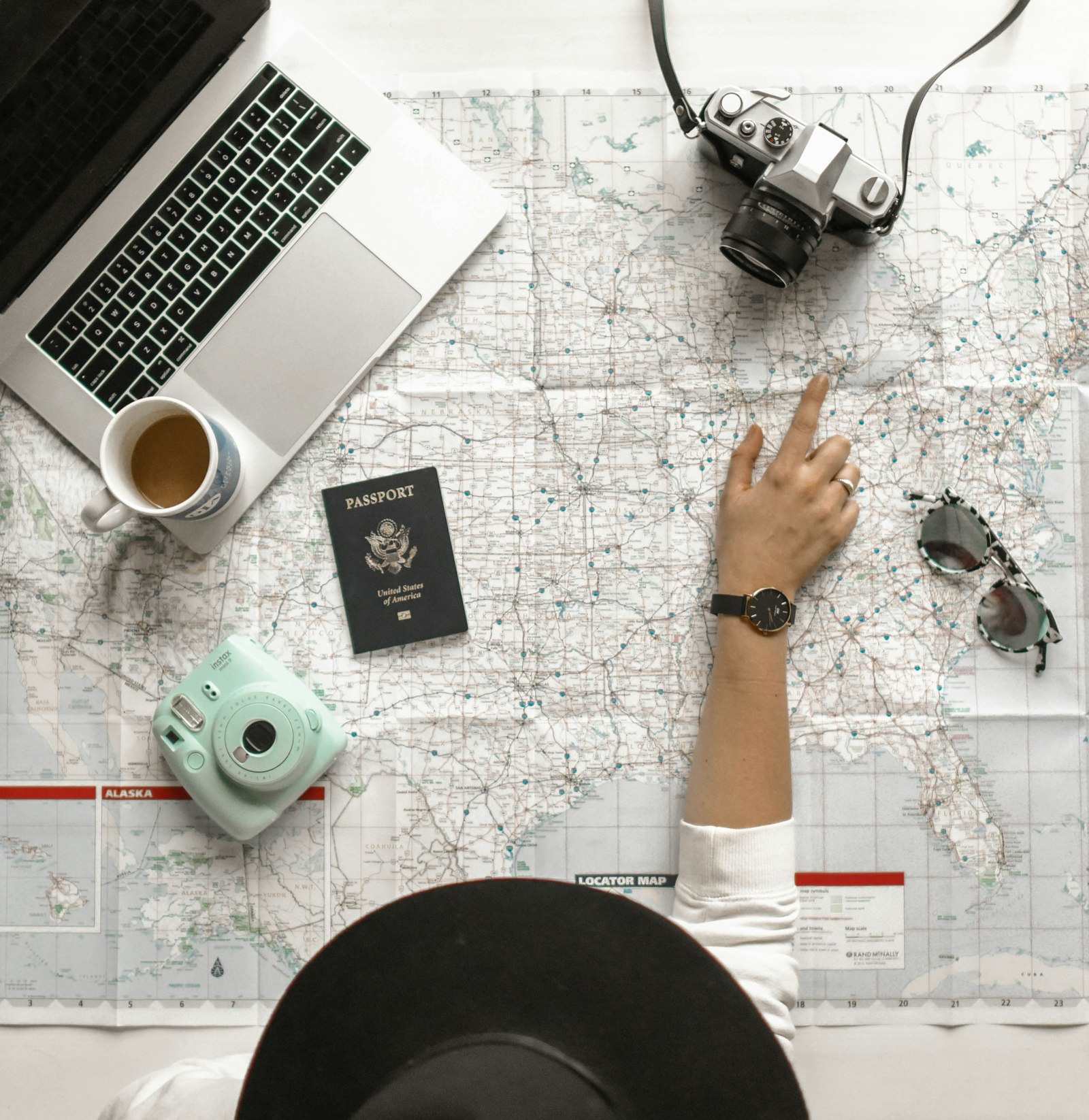 Tư vấn viên chỉ lộ trình tour trên bản đồ cho khách
