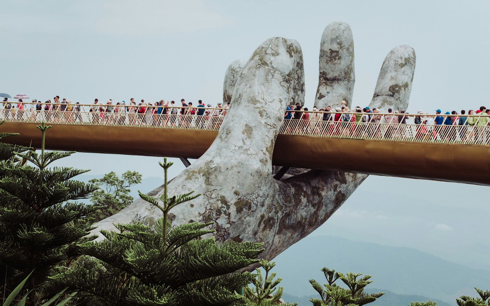 Du khách trên Cầu Vàng, Bà Nà Hills, Đà Nẵng