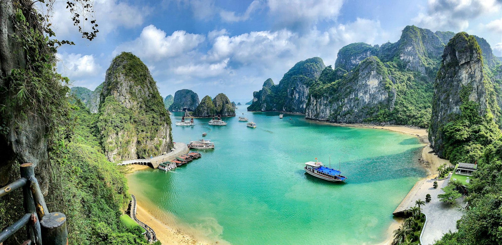 Tàu du lịch giữa các đảo đá vôi trên vịnh Hạ Long nhìn từ trên cao