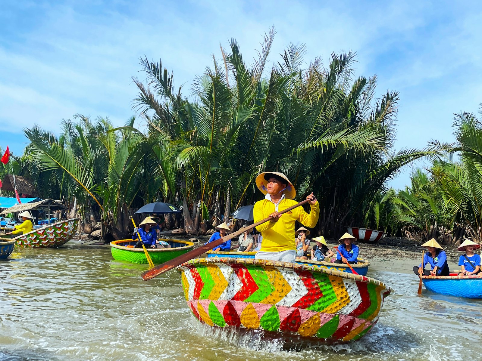 Du khách đi thuyền thúng trong rừng dừa Bảy Mẫu, Hội An