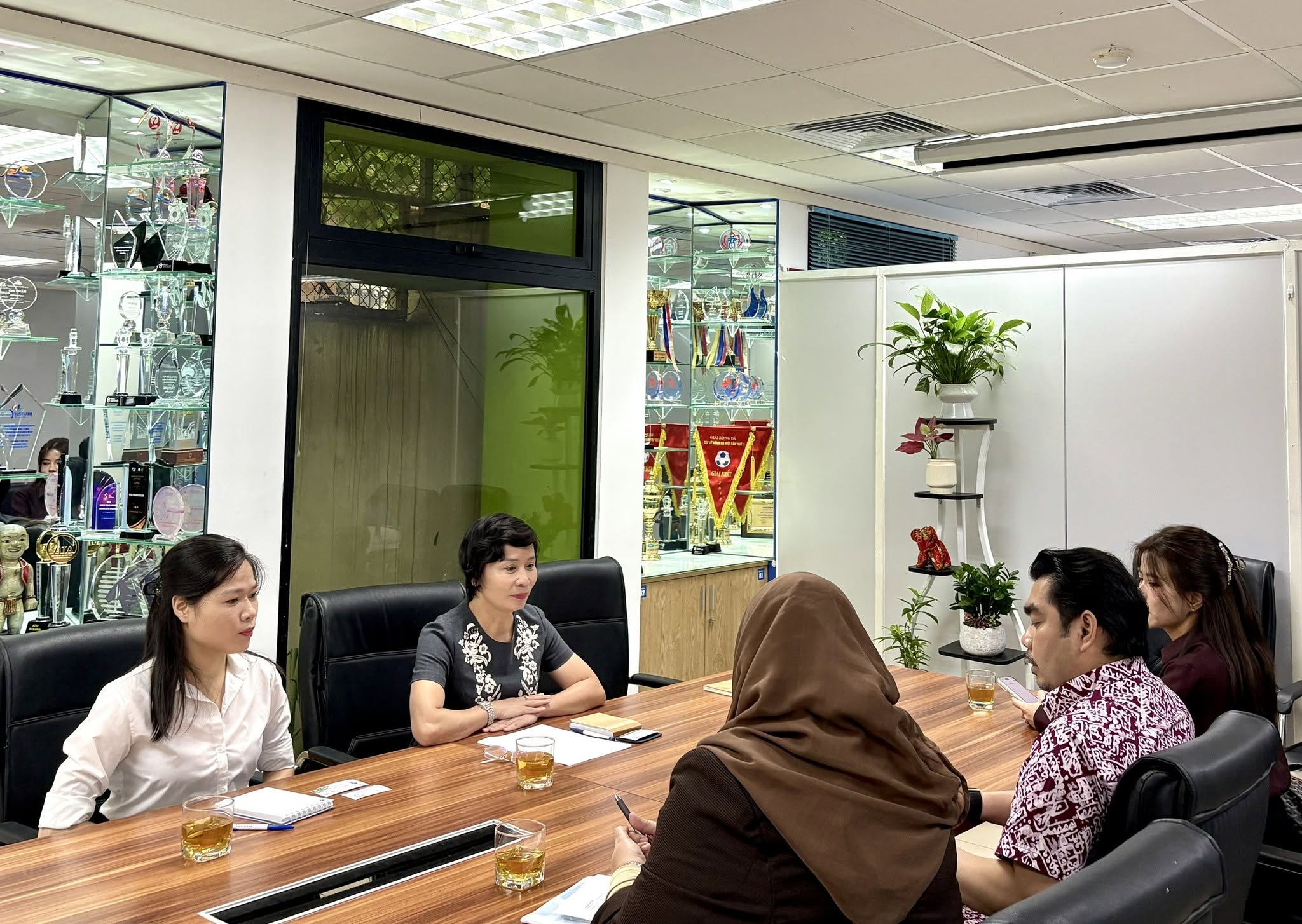 Phòng họp tại trụ sở Vietrantour, phía sau là tủ cúp và giải thưởng